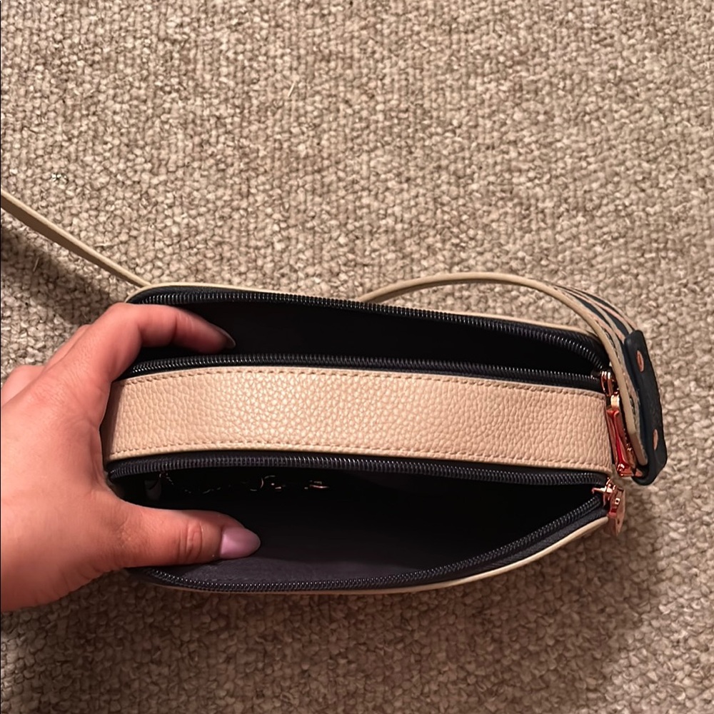 Elegant Pink Crossbody Bag - Picture 5 of 7